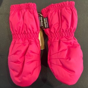 Patagonia baby puff mittens in mythic pink. 3-6M, never worn!